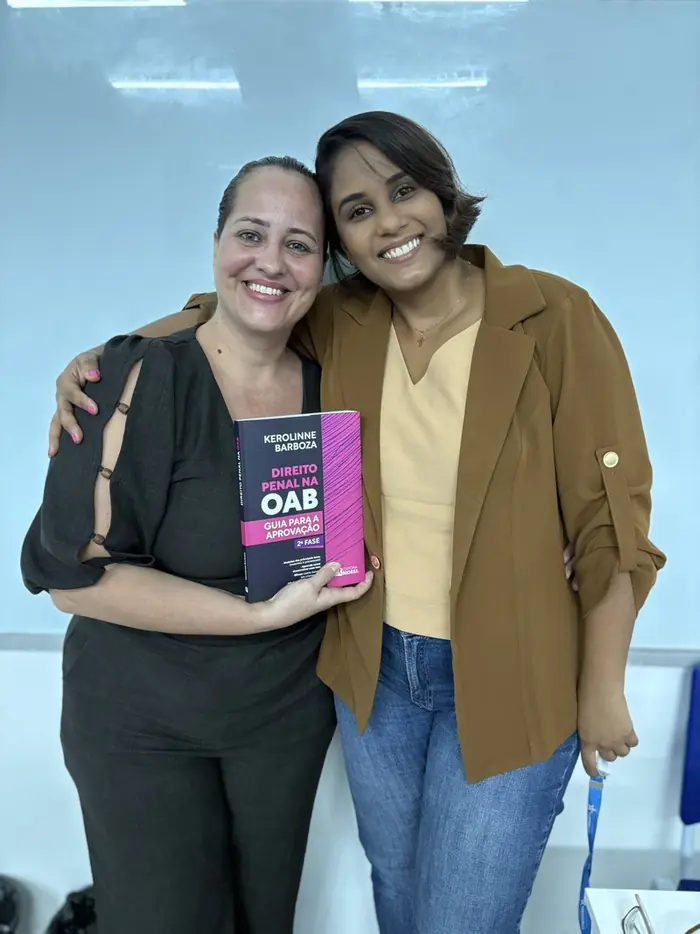 Kerolinne Barboza ao lado de uma aluna aprovada