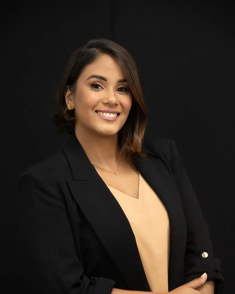 Kerolinne Barboza sorrindo, de blazer preto