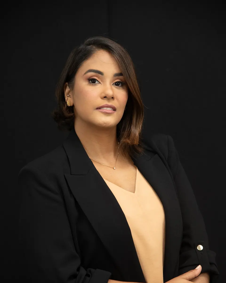 Kerolinne Barboza, advogada criminalista, de blazer preto